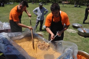 Köyde bayram coşkusu: Kazanlar kuruldu, yemekler pişirildi
