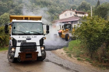 Köylerde sıcak asfalt çalışmaları sürüyor
