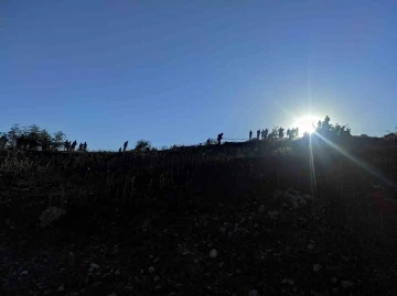 Köylerinde çıkan yangını söndürmek için insan zinciri oluşturdular
