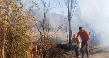 Köylerini saran yangını söndürmek için kadın erkek, yediden yetmişe seferber oldu
