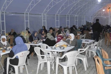 Köylünün imece usulü gerçekleştirdiği iftar yemeği geleneği devam ediyor
