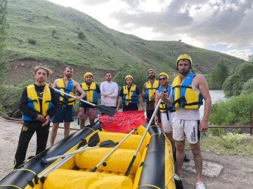 Köyün meraklı gençlerinin yeni tutkusu rafting
