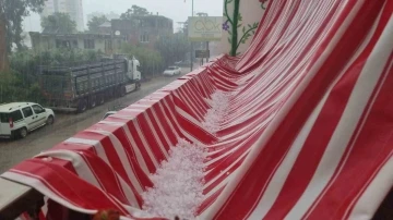 Kozan’da şiddetli sağanak, sokak ve caddeler dereye döndü su bastı, dereler taştı
