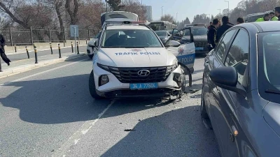 Küçükçekmece’de dur ihbarına uymayan sürücü polis aracına çarptı
