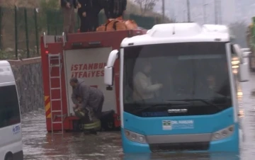 Küçükçekmece’de göle dönen yolda araçlarında mahsur kalan 38 kişi kurtarıldı
