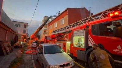 Küçükçekmece’de iftar vaktinde korkutan çatı yangını
