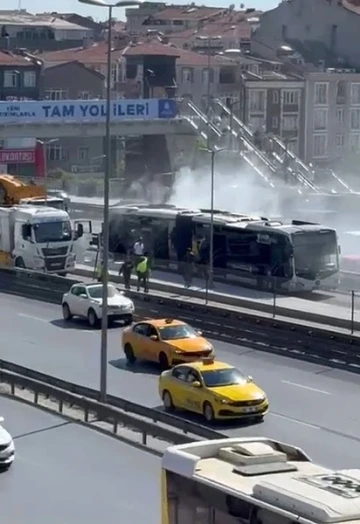 Küçükçekmece’de metrobüste yangın paniği
