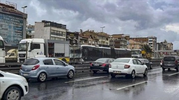 Küçükçekmece'de çarpışan 2 metrobüste hasar oluştu