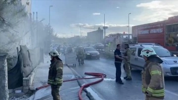 Küçükçekmece'de metruk binada çıkan yangın ulaşımı aksattı