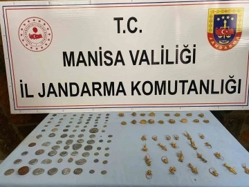 Kula’da tarihi eser operasyonu: Onlarca sikke ve yüzük ele geçirildi
