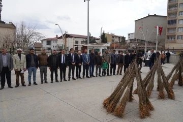 Kulp’ta, ipekböceği üreticilerine 10 bin adet dut fidanı dağıtıldı
