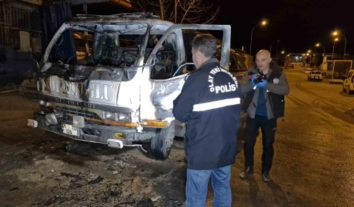 Kundaklanan kurtarıcı kamyonet demir yığınına döndü
