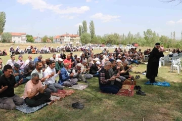 Kurak geçen havalardan dolayı yağmur duasına çıktılar
