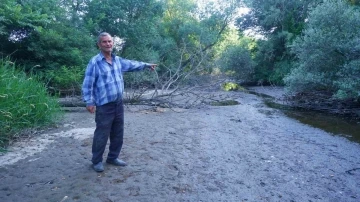 Kuraklığın en net fotoğrafı: Yüzüp balık tuttukları nehirde şimdi yürüyerek geziyorlar
