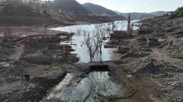 Kuraklık 14 yıl sonra asırlık köyü ortaya çıkarttı
