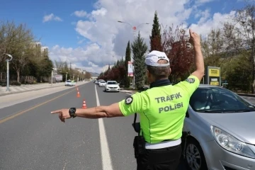 Kural tanımayan sürücülerin araçları trafikten men edildi
