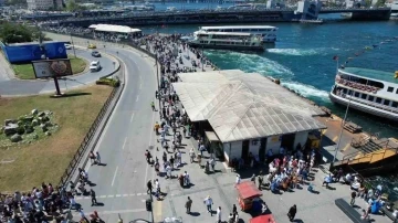 Kurban Bayramı’nın ikinci gününde Eminönü’nde hareketlilik
