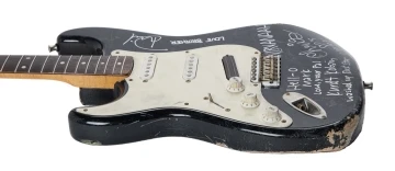 Kurt Cobain’in parçaladığı gitar yaklaşık 600 bin dolara alıcı buldu