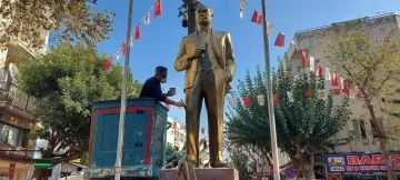 Kuşadası Belediyesi Atatürk büstlerini yeniliyor
