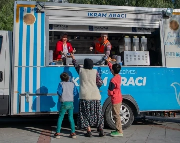 Kuşadası Belediyesi’nden sıcak çorba ikramı
