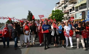 Kuşadası’nda binler Ata’sı için yürüdü
