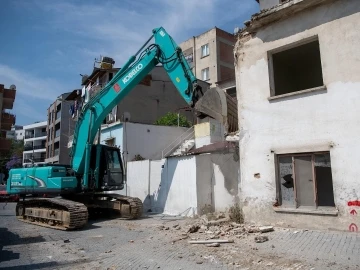 Kuşadası’nda depreme dayanıksız binalar yıkılıyor
