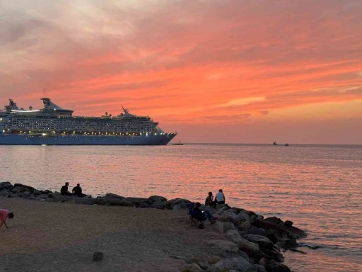 Kuşadası’nda gün batımı doğal bir görsel şölen sunuyor
