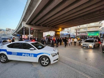 Kuşadası’nda kırmızı ışıkta geçme kavgası: 1’i ağır 3 yaralı
