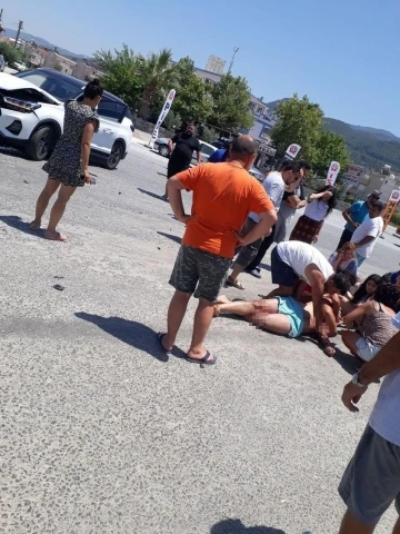 Kuşadası’nda motosiklet otomobile çarptı: 2 yaralı
