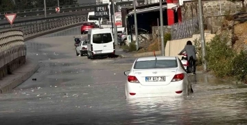 Sağanak yağış etkili oldu, yollar göle döndü