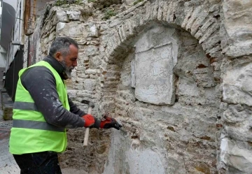 Kuşadası’nda tarihi çeşmelerin yeni yüzleri belirmeye başladı