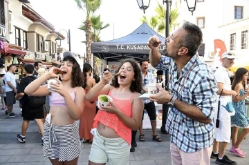 Kuşadası Sokak Festivali yoğun ilgi gördü
