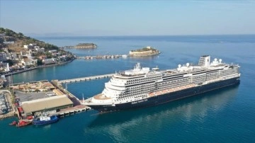 Kuşadası'na deniz yoluyla gelen turist sayısının bu yıl 1 milyona ulaşması bekleniyor