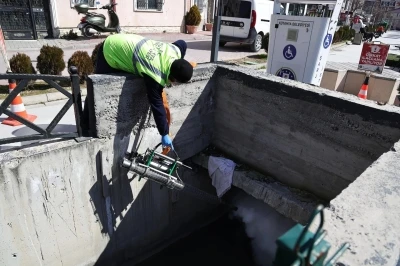 Kütahya Belediyesi’nden şehir genelinde kanal sisleme ve ilaçlama çalışması
