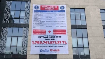 Kütahya Belediyesi’nin borcu belediye binasına asıldı
