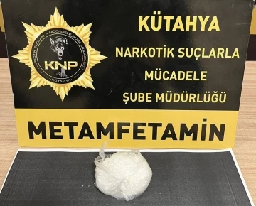 Kütahya’da durdurulan otobüsteki yolcunun eşyaları arasında uyuşturucu ele geçirildi
