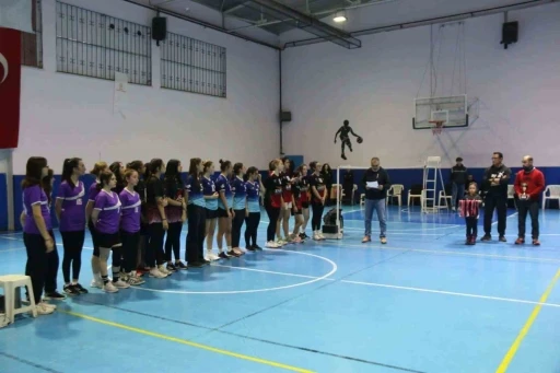 Kütahya’da ’Kız Öğrenciler Arası Badminton Turnuvası’nda şampiyonlar ödüllerini aldı
