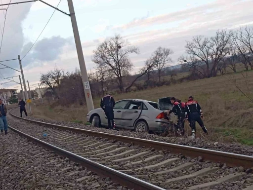 Kütahya’da polisten kaçan araç takla atarak demir yoluna devrildi
