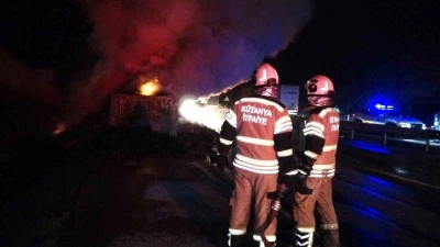 Kütahya’da seyir halindeki iplik yüklü tırda çıkan yangın güçlükle söndürüldü
