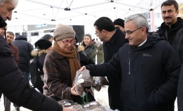 Kütahya’da sokak hayvanları için mama dağıtıldı