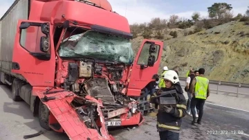 Kütahya’da tır ile kamyon çarpıştı, sıkışan sürücüyü itfaiye kurtardı