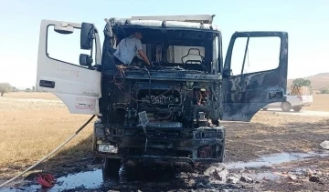 Kütahya’da yanan kamyon hurdaya döndü
