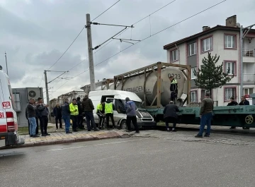 Kütahya’da yük treni minibüse çarptı: 1 yaralı
