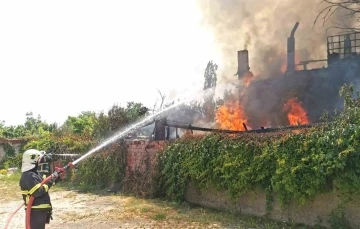 Kütahya’daki yangında bağ evi ve depo kül oldu
