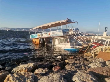 Kuvvetli lodos balık-ekmek teknesini yan yatırdı
