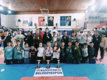 Kuyucak Belediyespor Muğla’daki karate şampiyonasından derecelerle döndü
