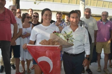 Kuzey Kanalı’nı yüzerek geçerek adını tarihe yazdıran Aysu memleketinde coşkuyla karşılandı
