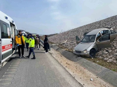 Kuzey Marmara’da kazaya karışan otomobil istinat duvarına çıktı
