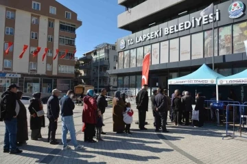 Lapseki Belediyesi Miraç Kandilinde vatandaşlara lokma dağıttı
