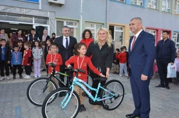 Lapseki’de kan bağışçılarına bisiklet ve madalya
